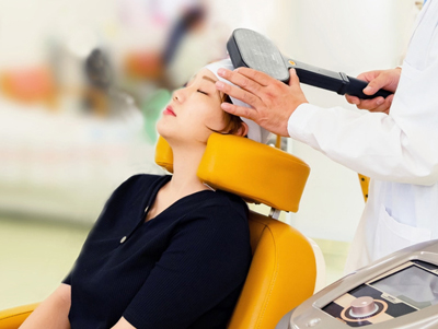 TMS治療の施術風景